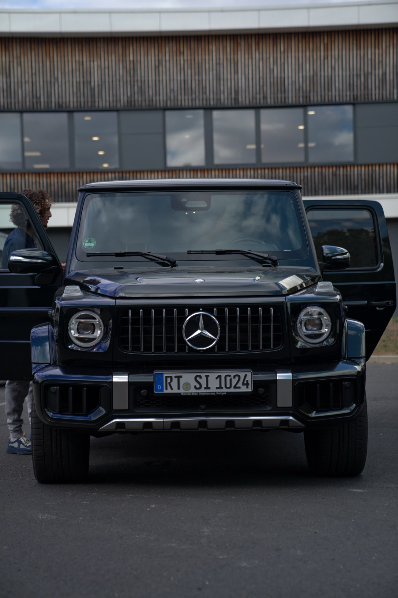 Mercedes-AMG G 63 noir, vue de face, calandre et projecteurs