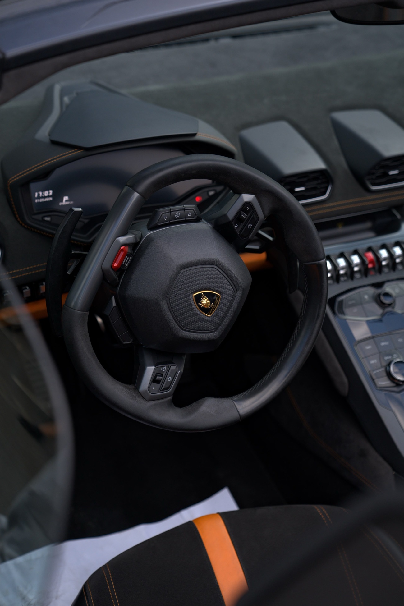 Poste de conduite d’une Lamborghini Huracán, volant et compteurs