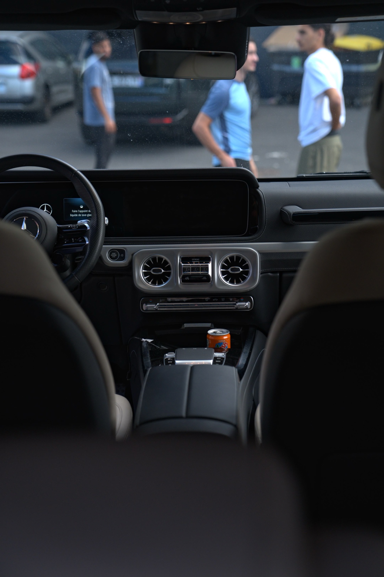 Intérieur d’un Mercedes Classe G vu à travers le pare-brise