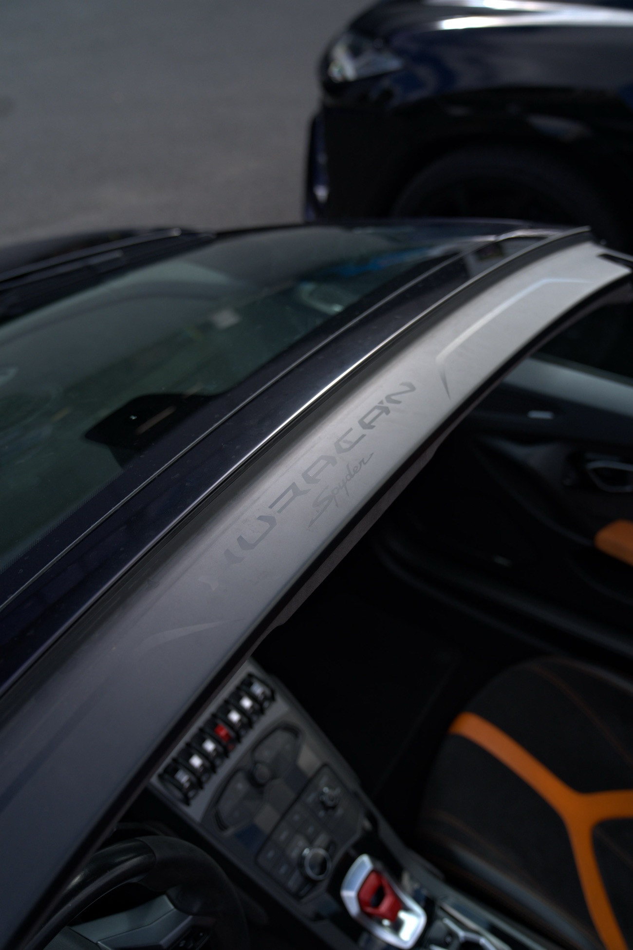 Détail de capote d’une Lamborghini Huracán Spyder