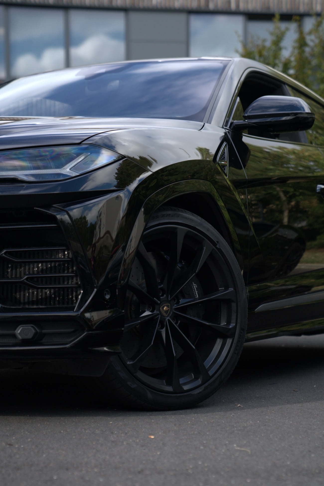 Lamborghini Urus noire, vue de trois quarts avant