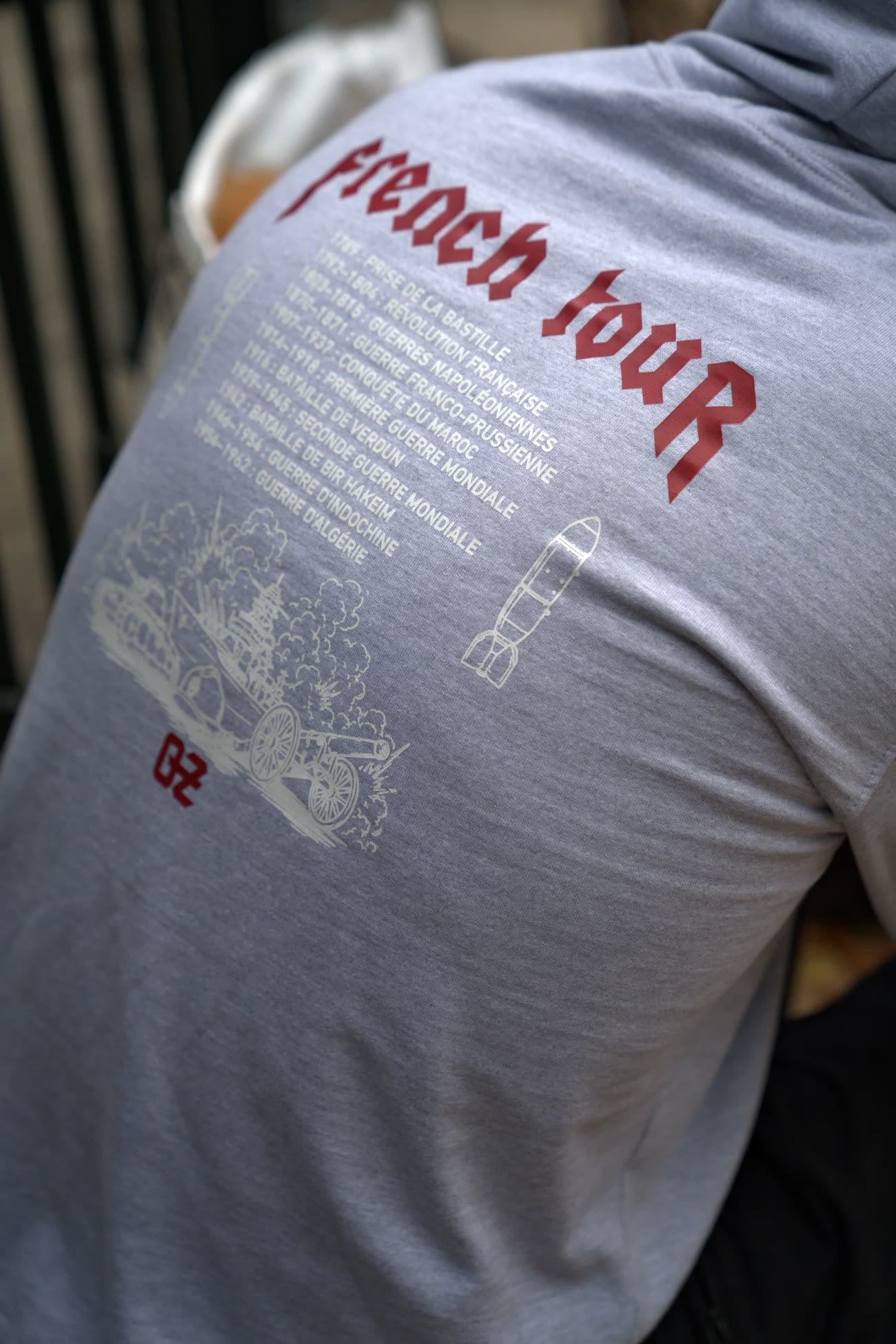 Dos imprimé d’un sweat French Tour porté sur un chantier