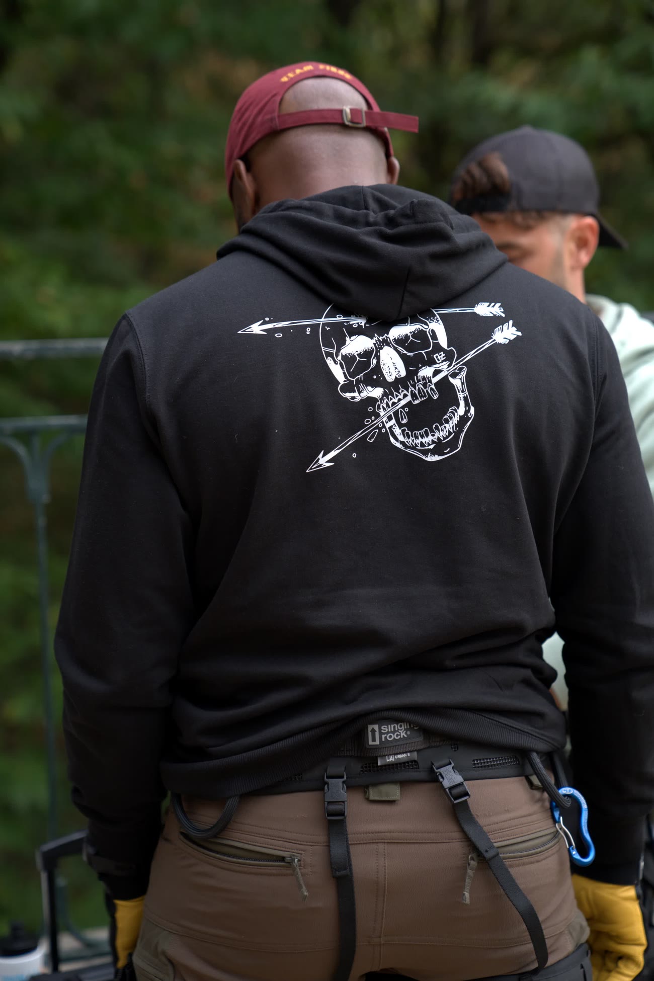 Sérigraphie tête de mort sur un sweat noir, harnais en dessous